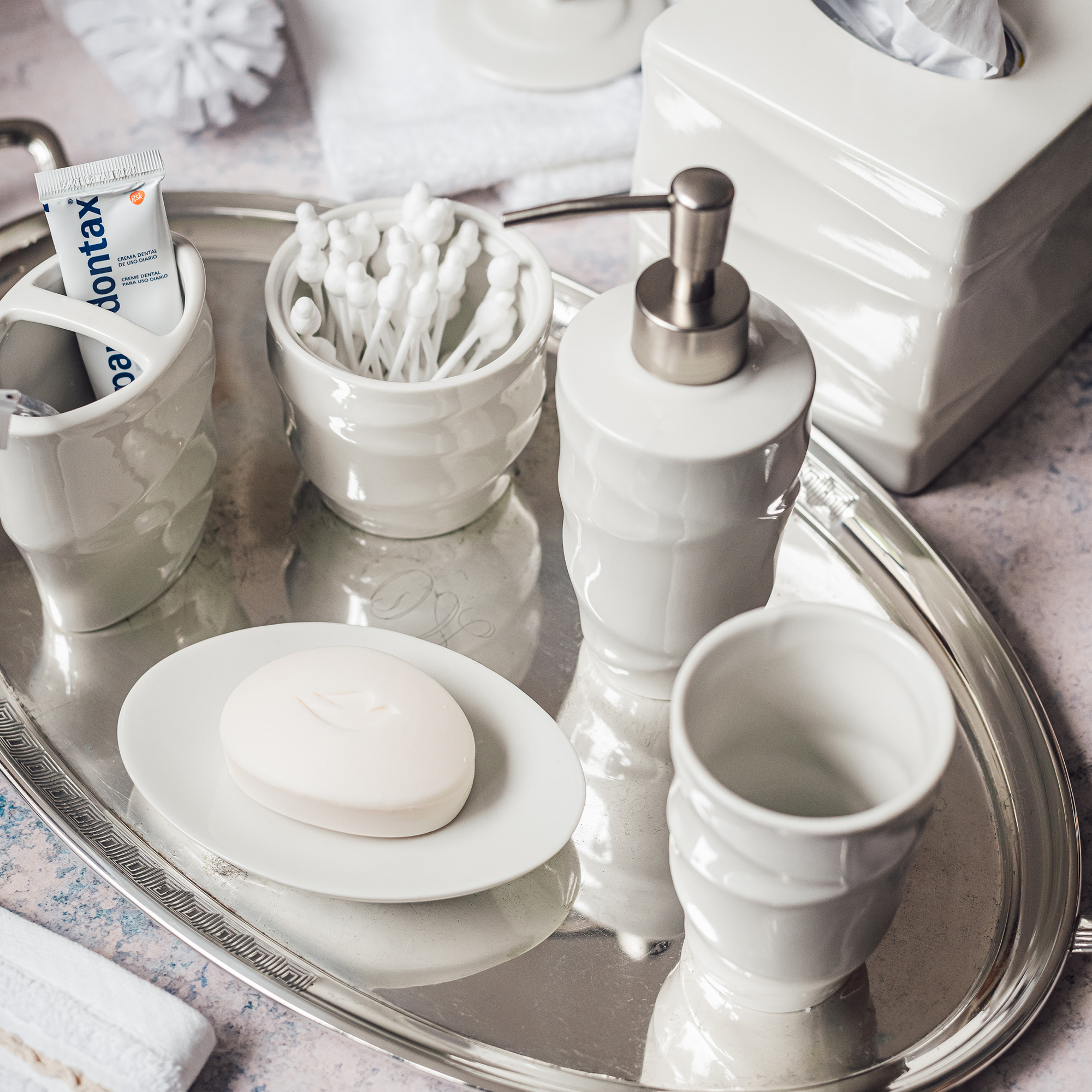 Silhouette White Bath Accessories